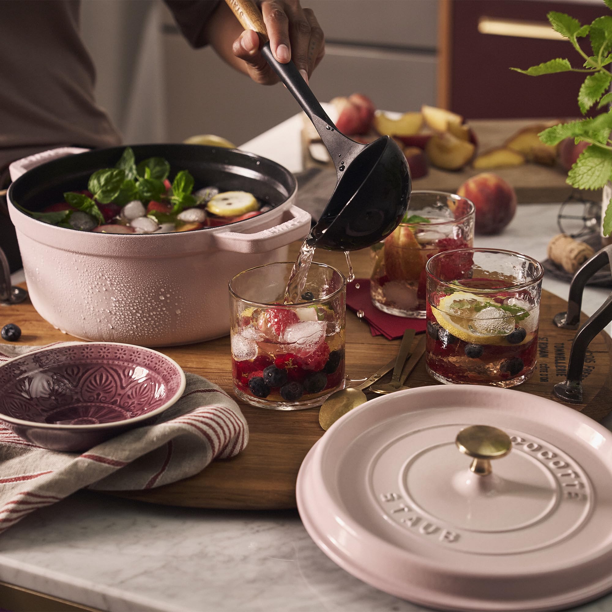 Staub tapa con picos interiores, devuelve jugos para comida más jugosa.