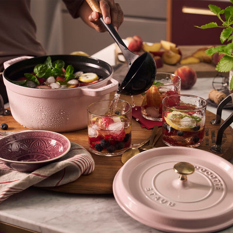 Staub tapa con picos interiores, devuelve jugos para comida más jugosa.