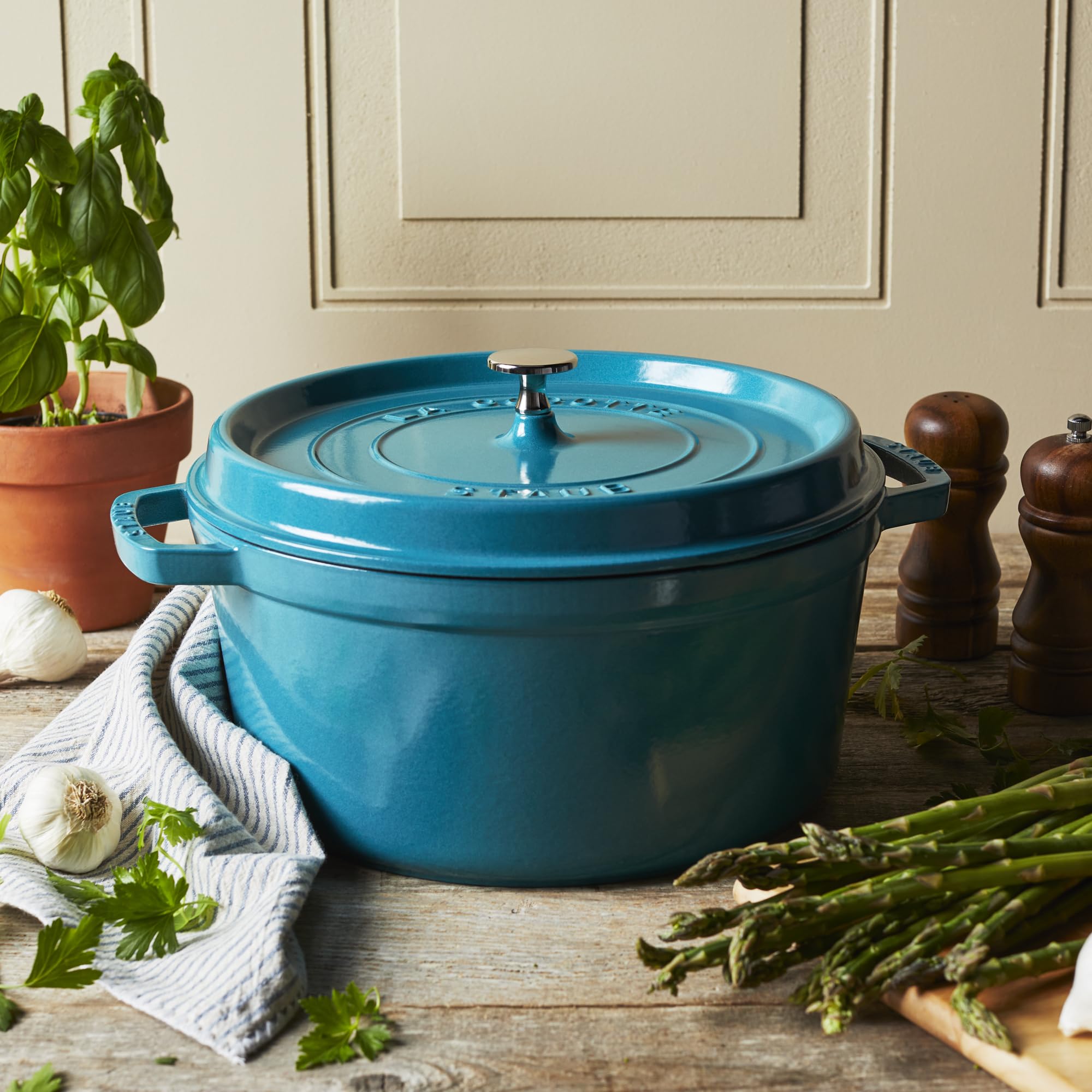STAUB tapa con picos que recircula jugos para carne jugosa.