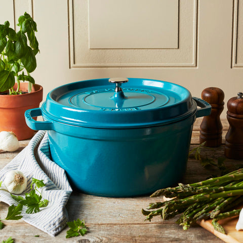 STAUB tapa con picos que recircula jugos para carne jugosa.