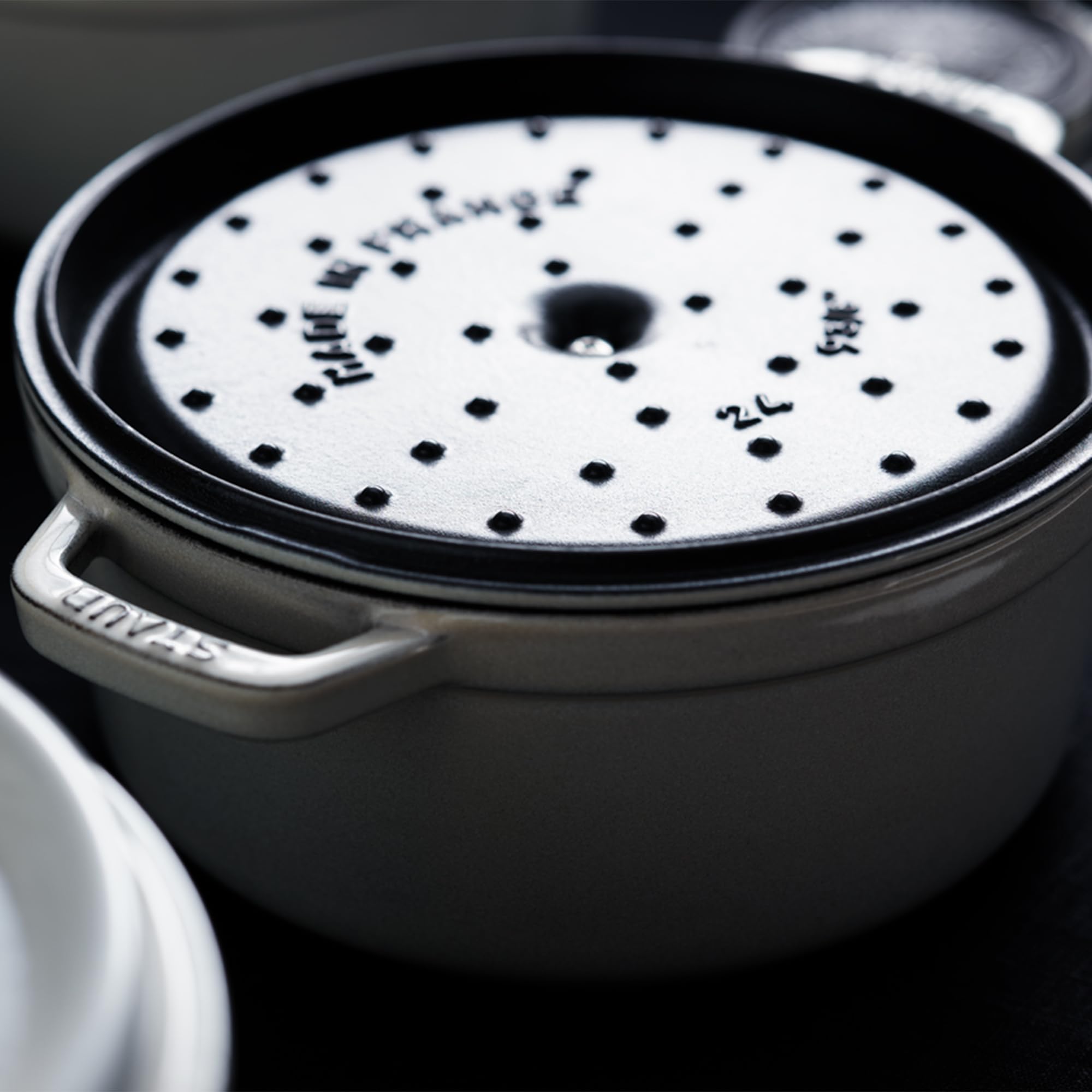 Tapa con picos de Staub, ayuda a recircular jugos para humedad.