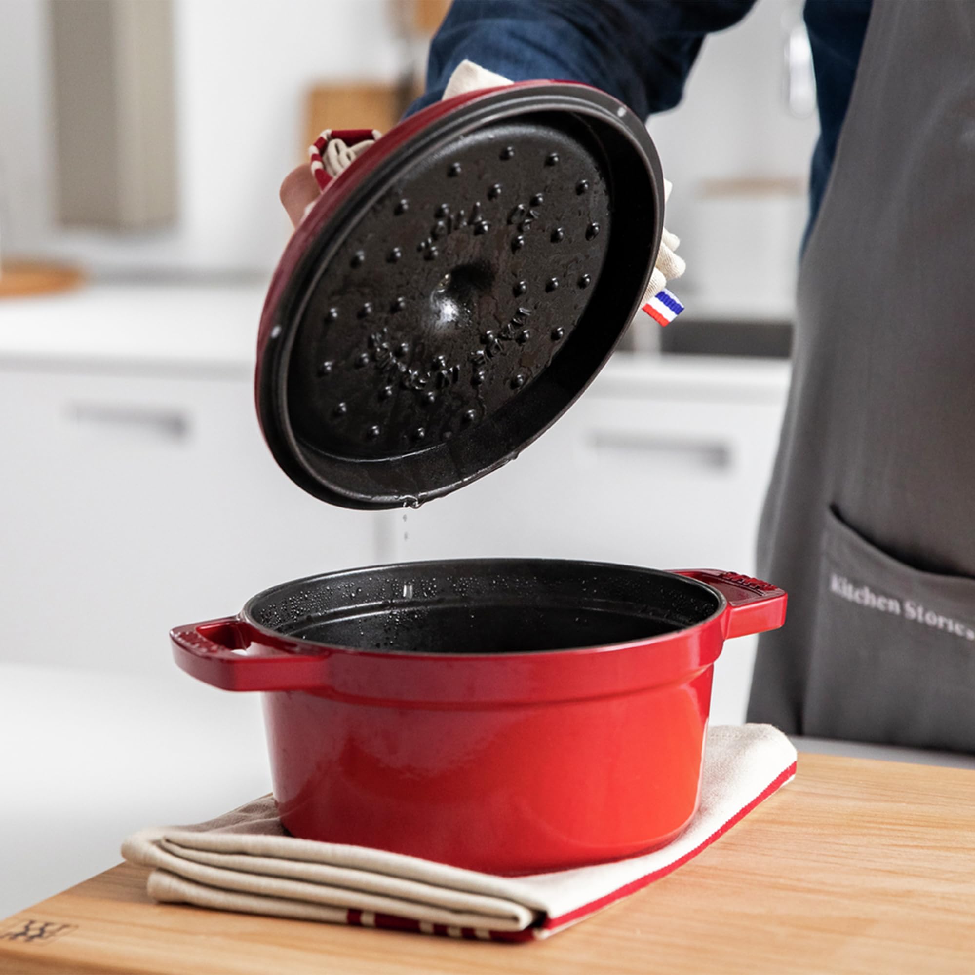 STAUB tapa interior con picos que generan efecto lluvia para volver jugos a la comida.