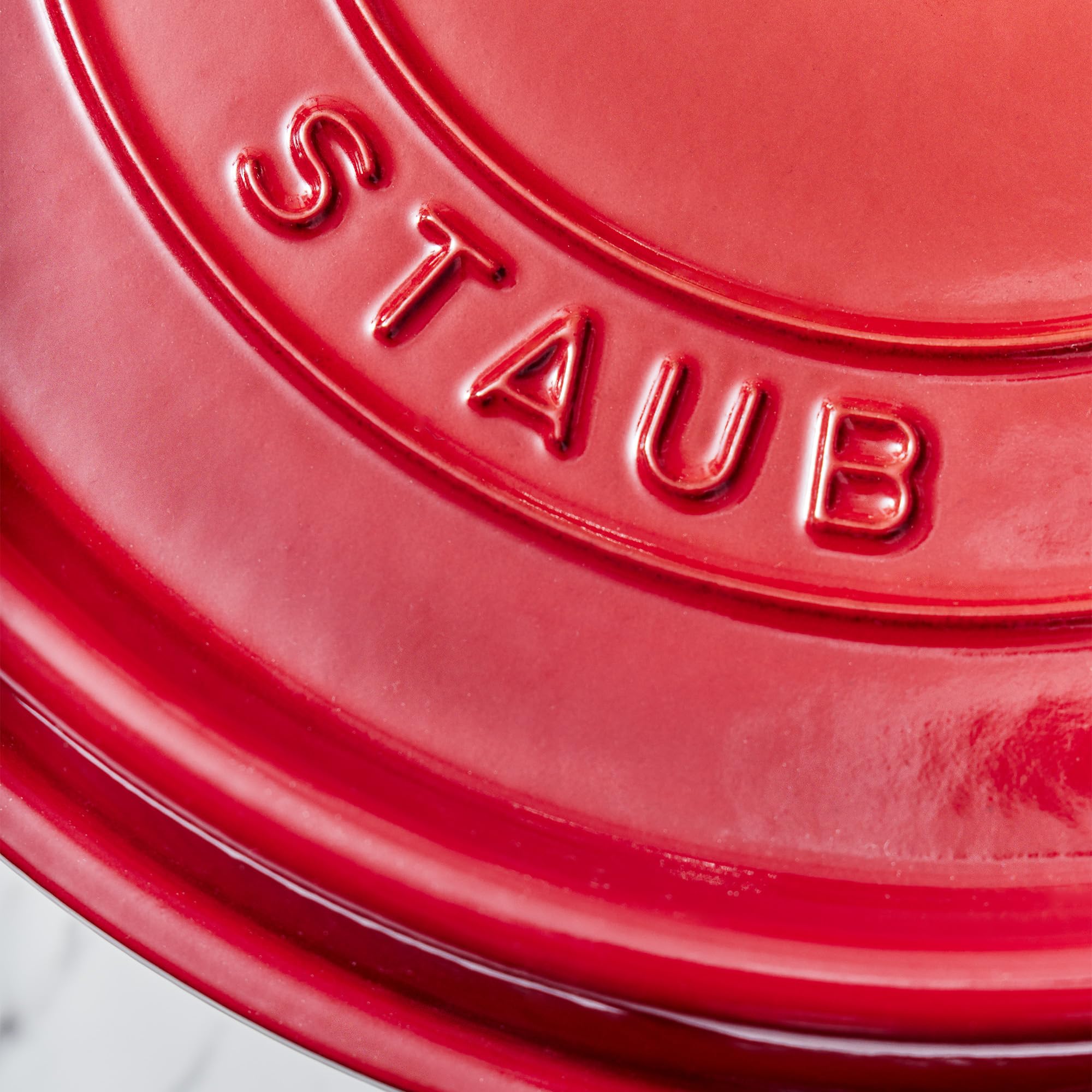 STAUB interior mate que favorece dorado uniforme en cada porción.