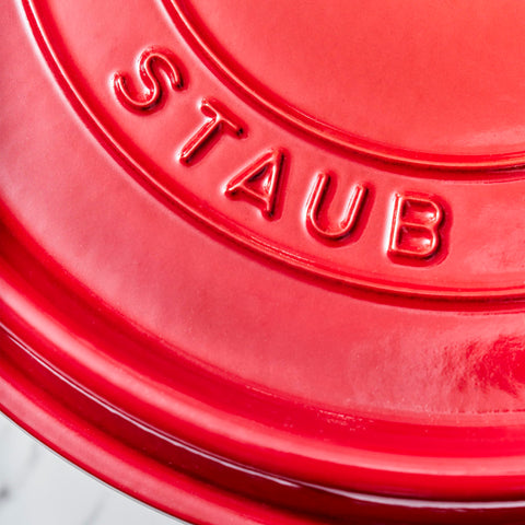 STAUB interior mate que favorece dorado uniforme en cada porción.