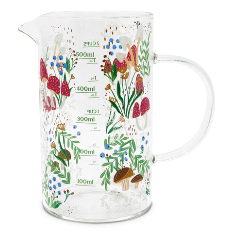 Detalle del hongo en el vaso medidor, perfecto para hornear con exactitud.