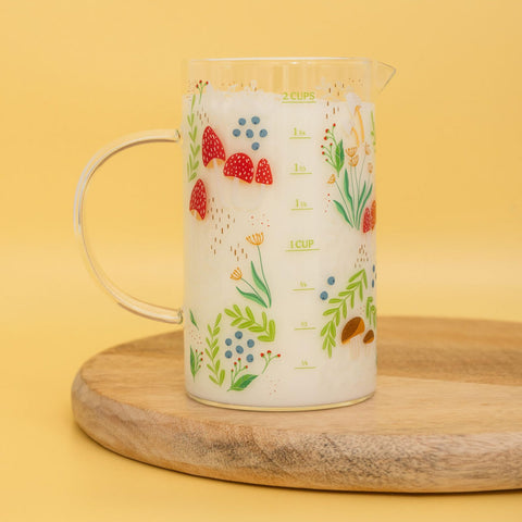 Diseño hongo en vaso medidor, añade estilo rústico a la encimera.