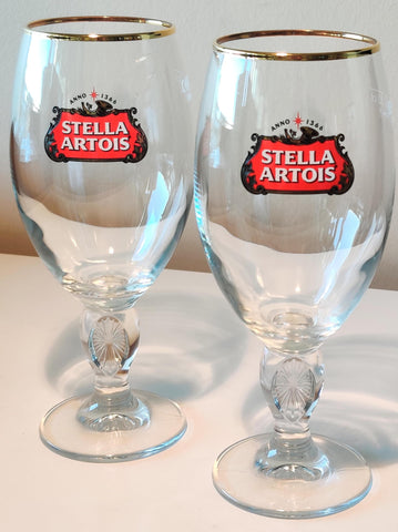Copa de bulbo Stella Artois, diseño elegante para reuniones.