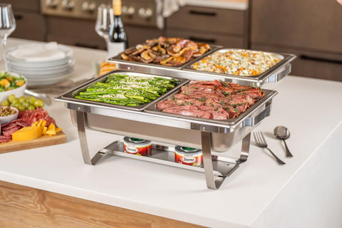 Sterno lata instalada en chafing dish manteniendo comida caliente
