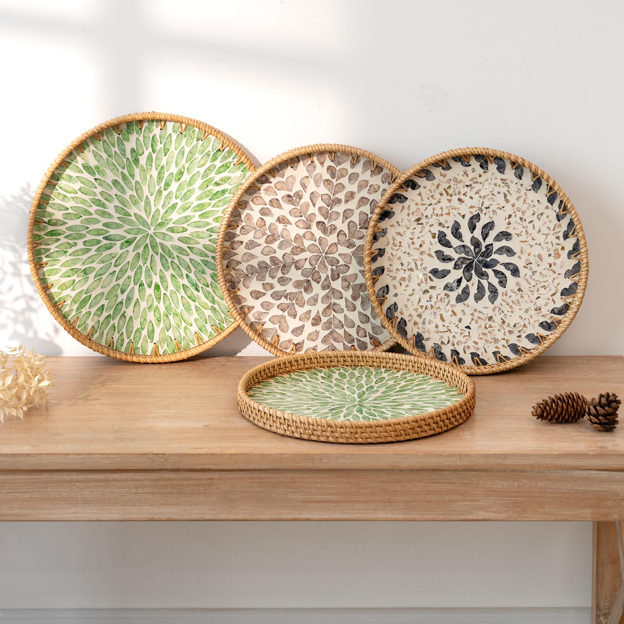 StorageWorks bandeja decorativa de rattan verde, detalle artesanal y natural.
