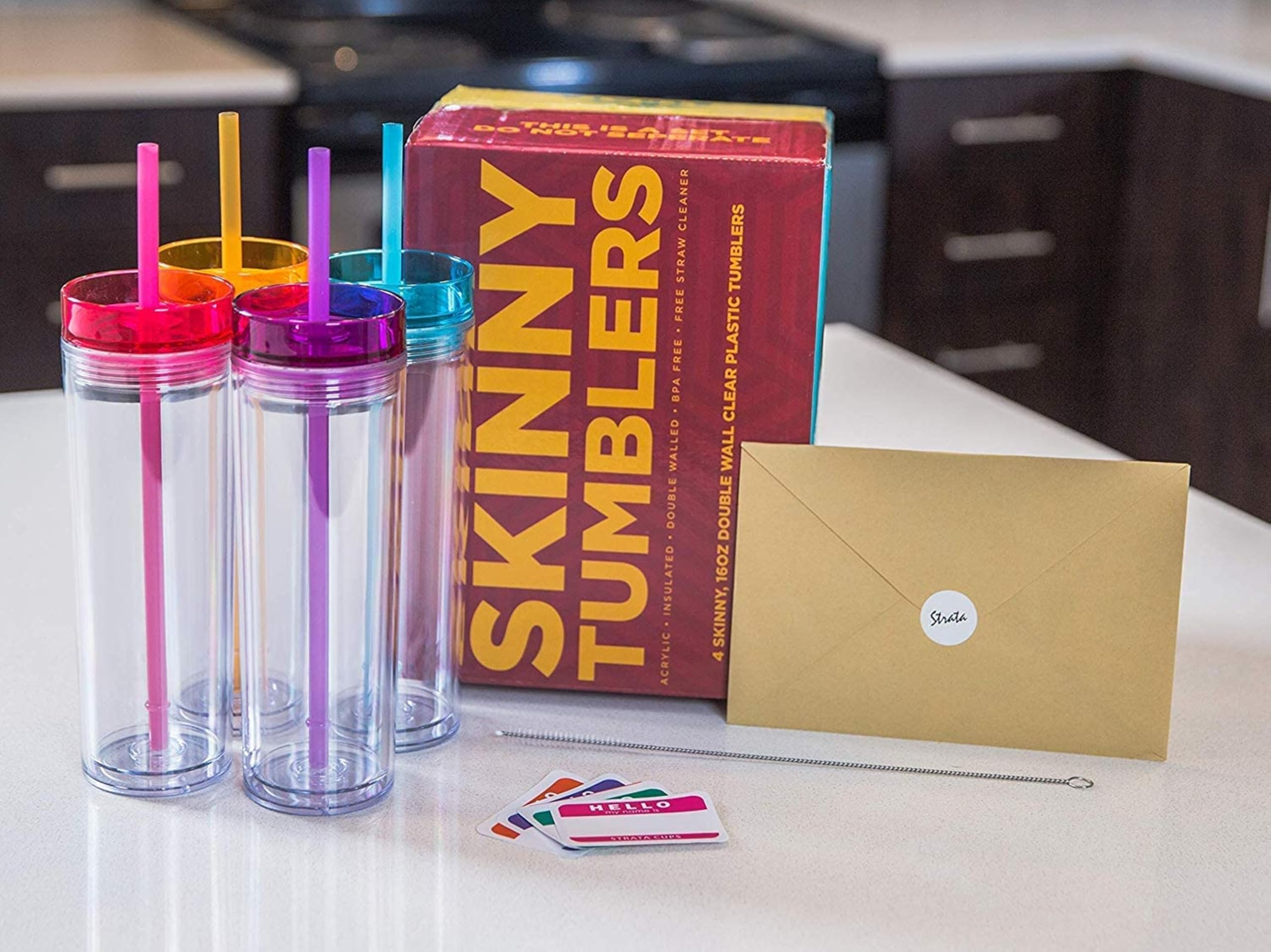 Strata CUPS Skinny Tumbler ofrece agarre ergonómico para sostener con comodidad.