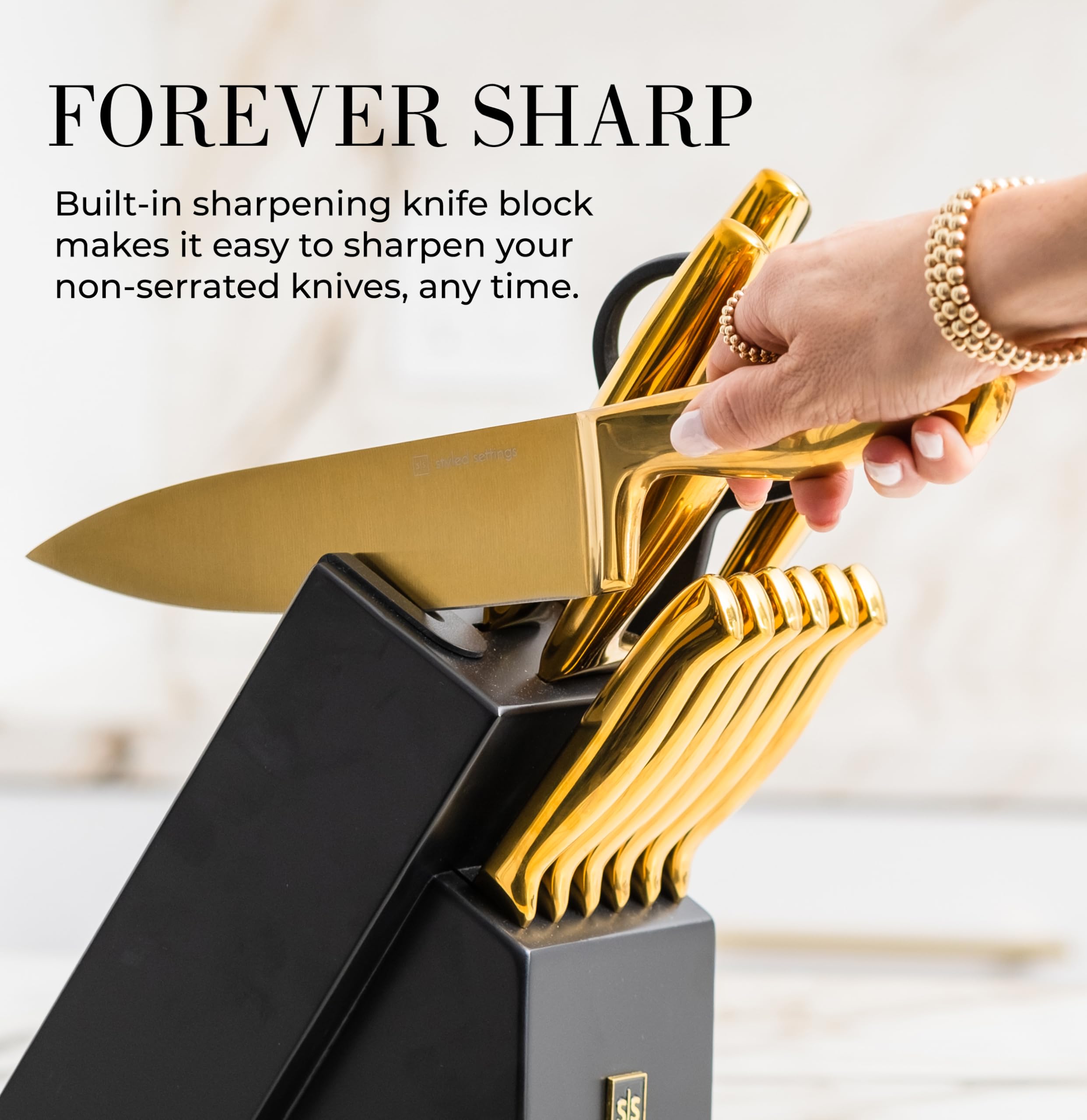 Cuchillo chef dorado de STYLED SETTINGS para cortes precisos y confortables.