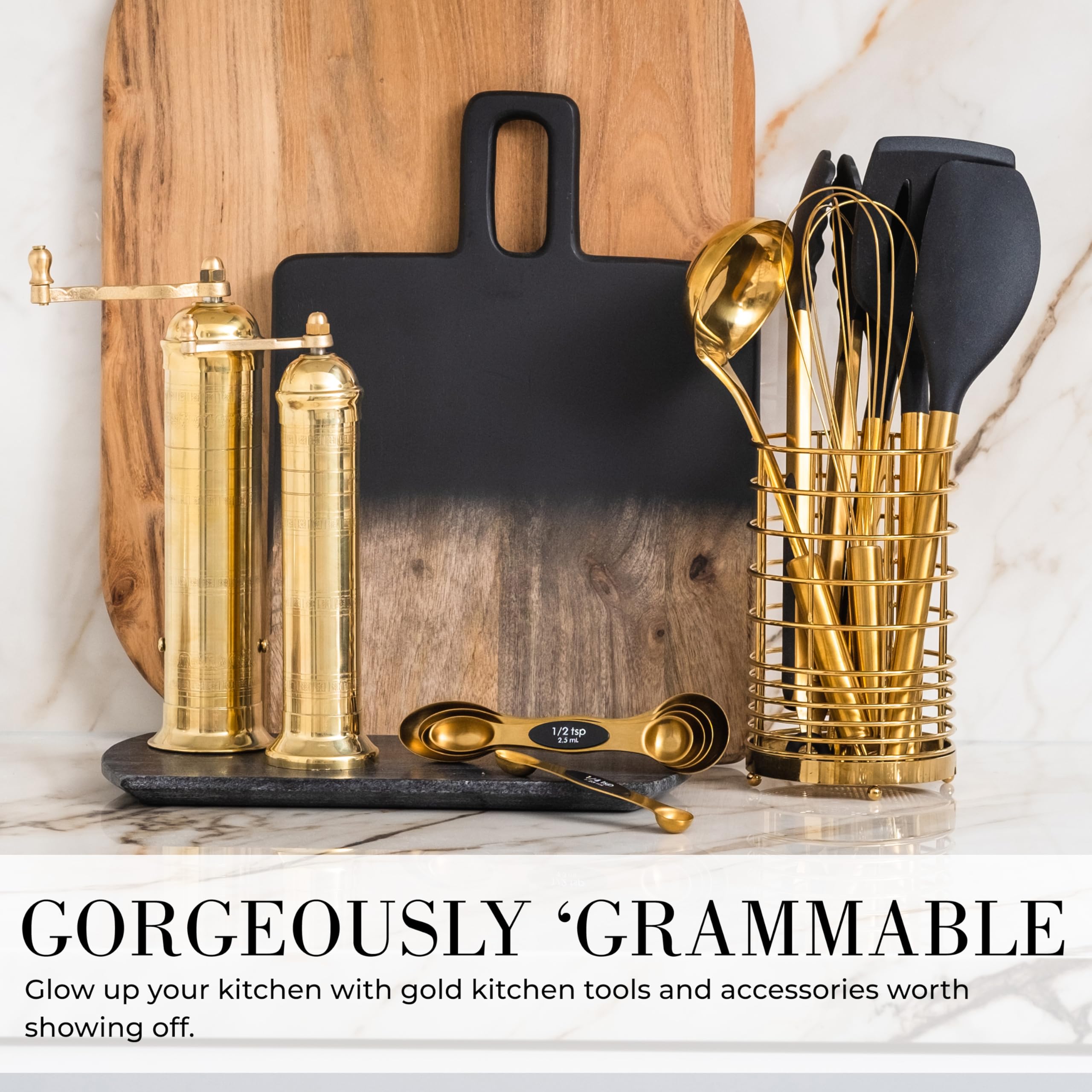 Utensilios STYLED SETTINGS dorado-negro en uso diario, aporta elegancia a la cocina.