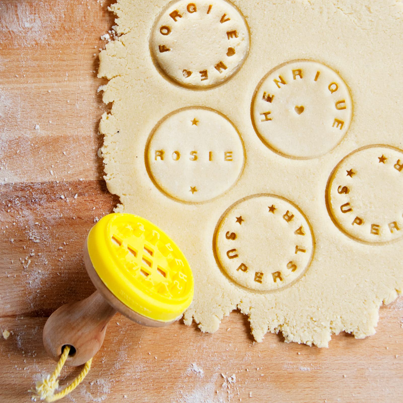 Suck UK estampa de galletas con manija de madera para un agarre cómodo.