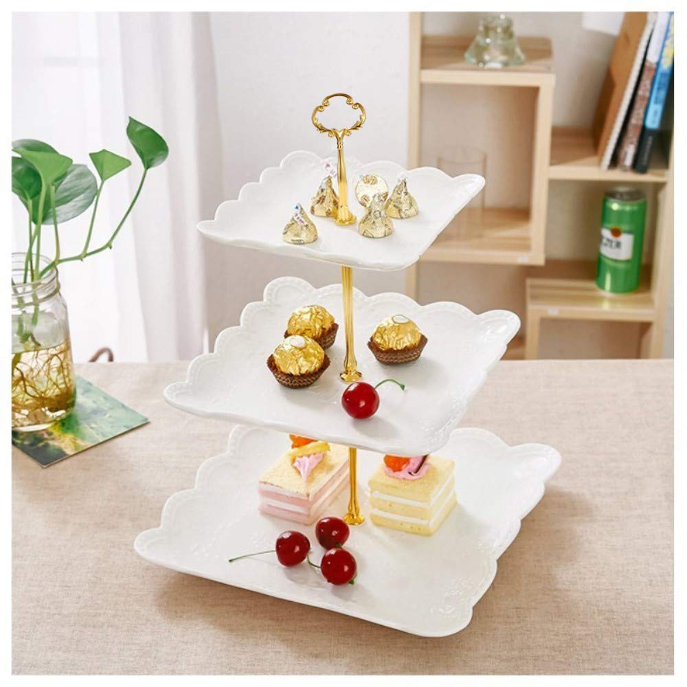 Sumerflos platos cuadrados blancos de porcelana, superficie limpia para servir.