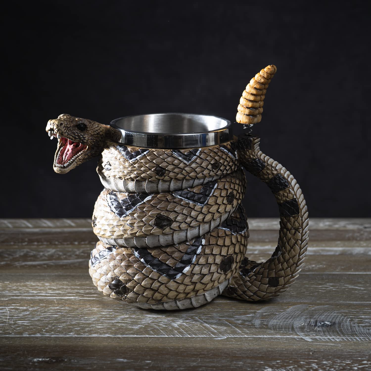 SUMMIT COLLECTION Taza serpiente cascabel acabado resina, regalo ideal
