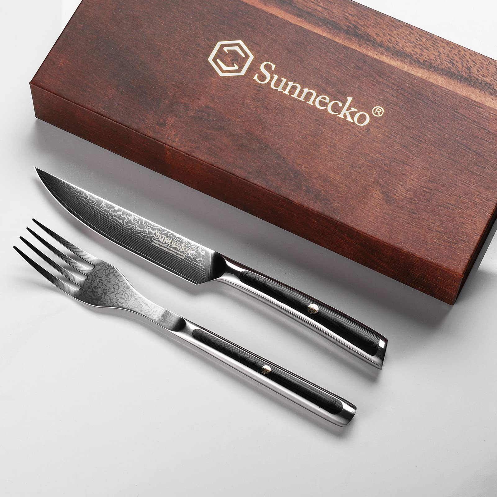 Sunnecko cuchillos damasco en presentación de mesa para comer con estilo