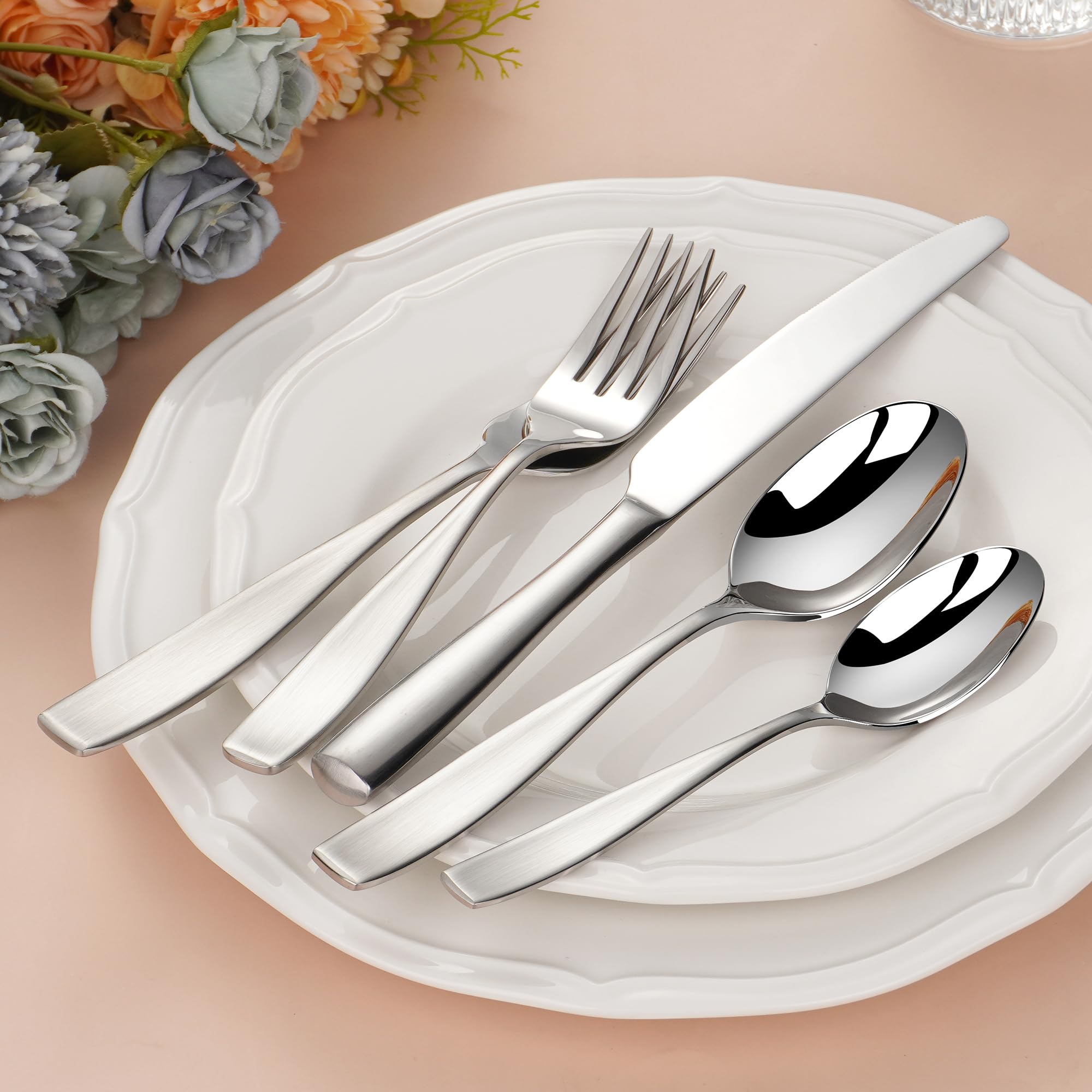 SuperCook cubiertos con estilo adaptable a mesas modernas y clásicas.