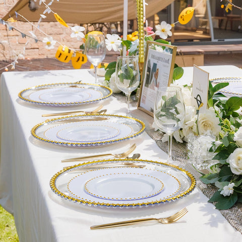 Supernal plato cargador transparente con borde dorado de cuentas, ideal para bodas.