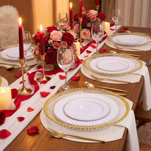 Detalle de cuentas doradas en borde, añade elegancia formal.