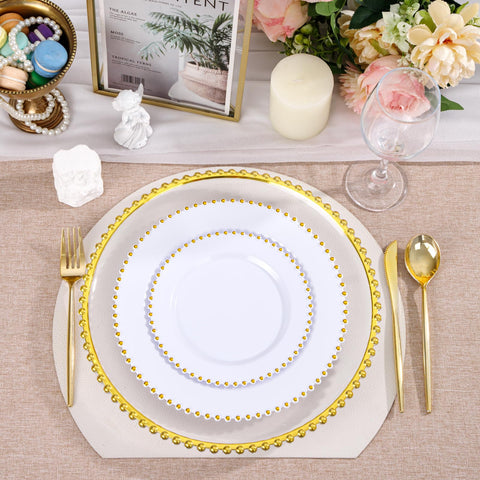 Plato cargador dorado en boda, aporta toque festivo.