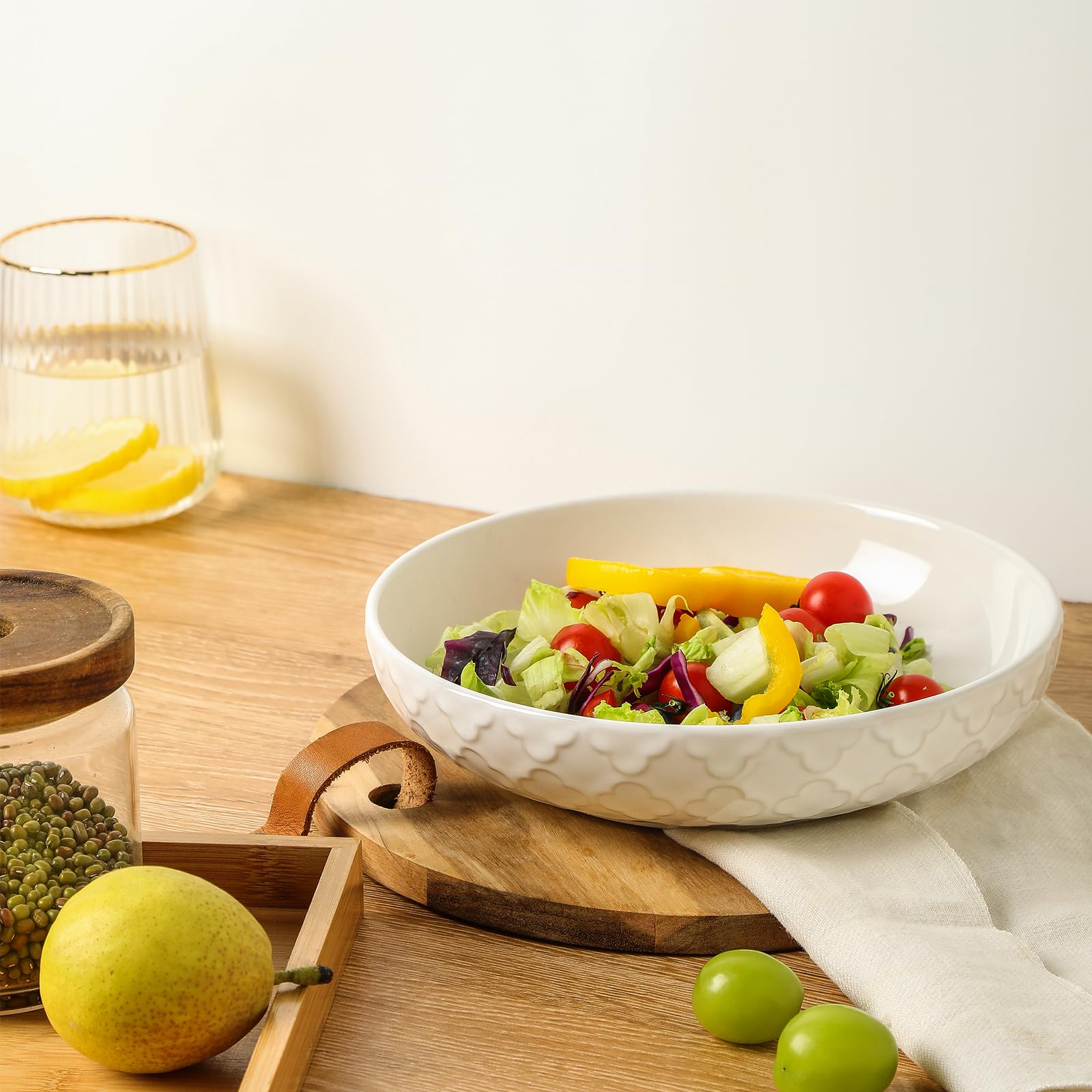 Sureasy plato ensalada blanco con relieve, diseño versátil para comidas rápidas.