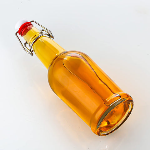 Botella SURESAVE de 16 oz en mano, tamaño cómodo para bebidas diarias.