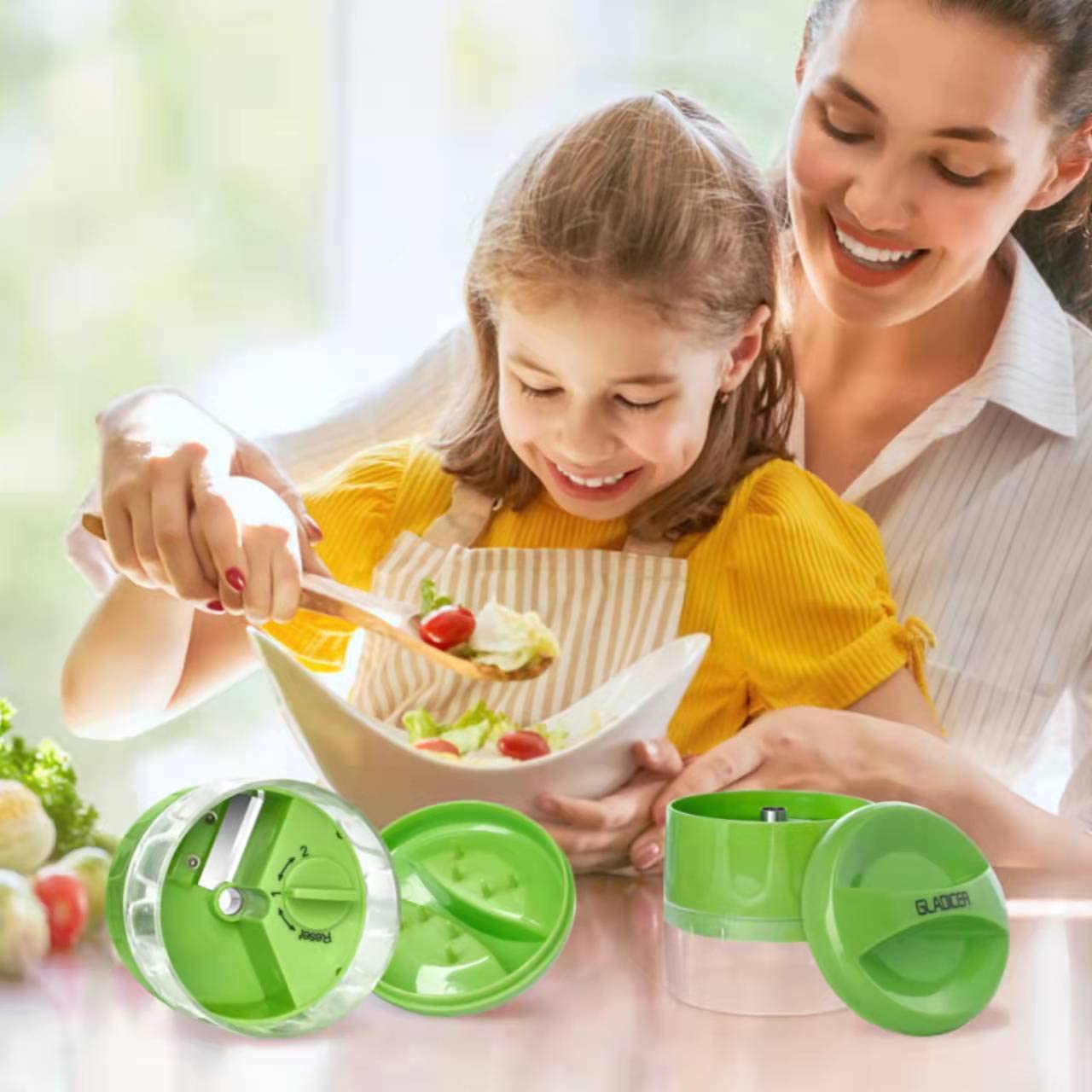SUREWIN usuario usando espiralizador para crear fideos de verdura.