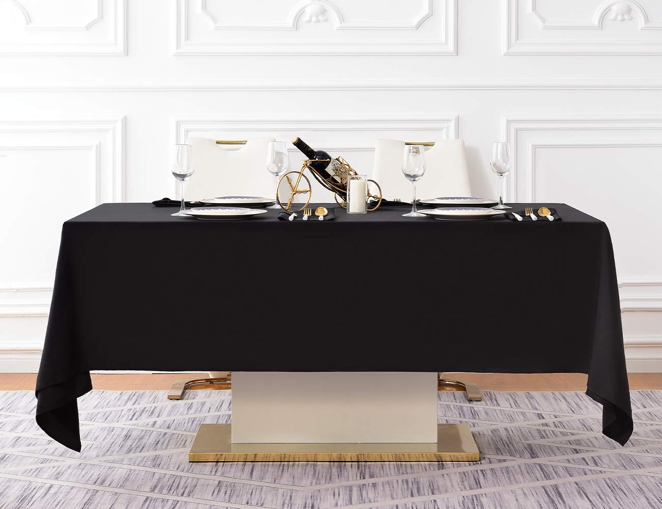 Mantel negro Surmente para uso exterior, resistente y práctico.