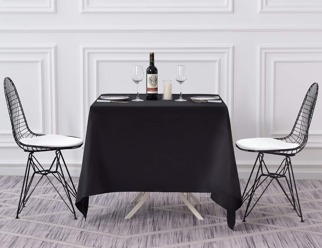 Mantel negro Surmente, cubre y decora la mesa en cenas y reuniones.