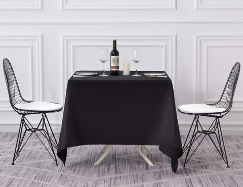 Mantel negro Surmente, cubre y decora la mesa en cenas y reuniones.