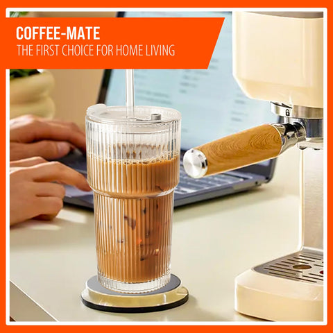 Suroque tazas para café helado y té en casa.