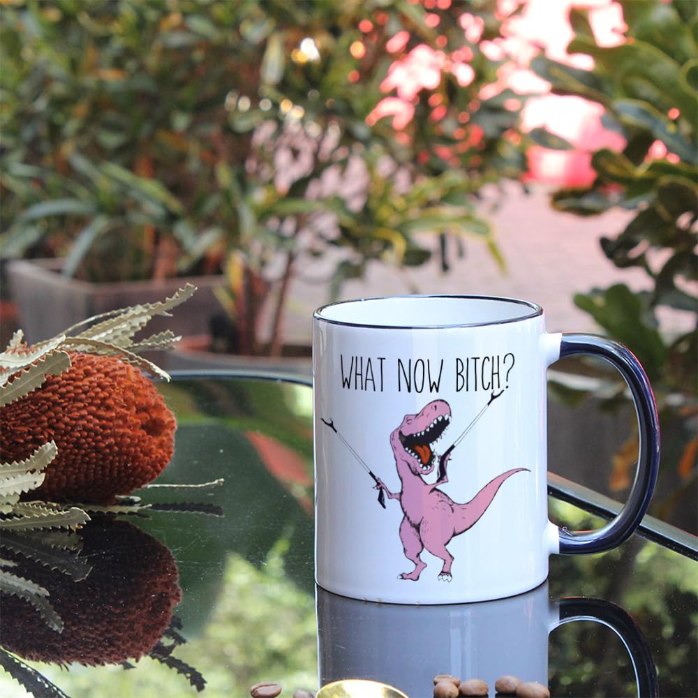 Detalle de impresión duradera en la taza SUUURA-OO T-Rex para uso diario.