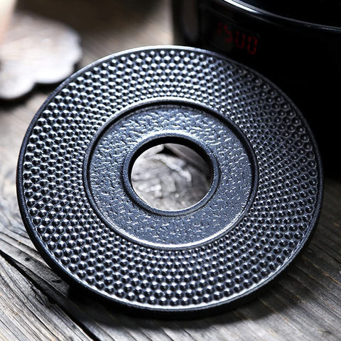 Acabado negro elegante de Suyika que se integra con utensilios de cocina modernos.