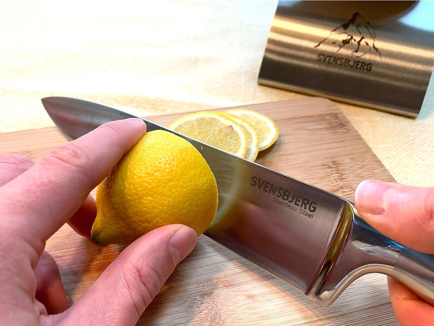 Diseño moderno Svensbjerg con acabado cromado para cocina contemporánea.