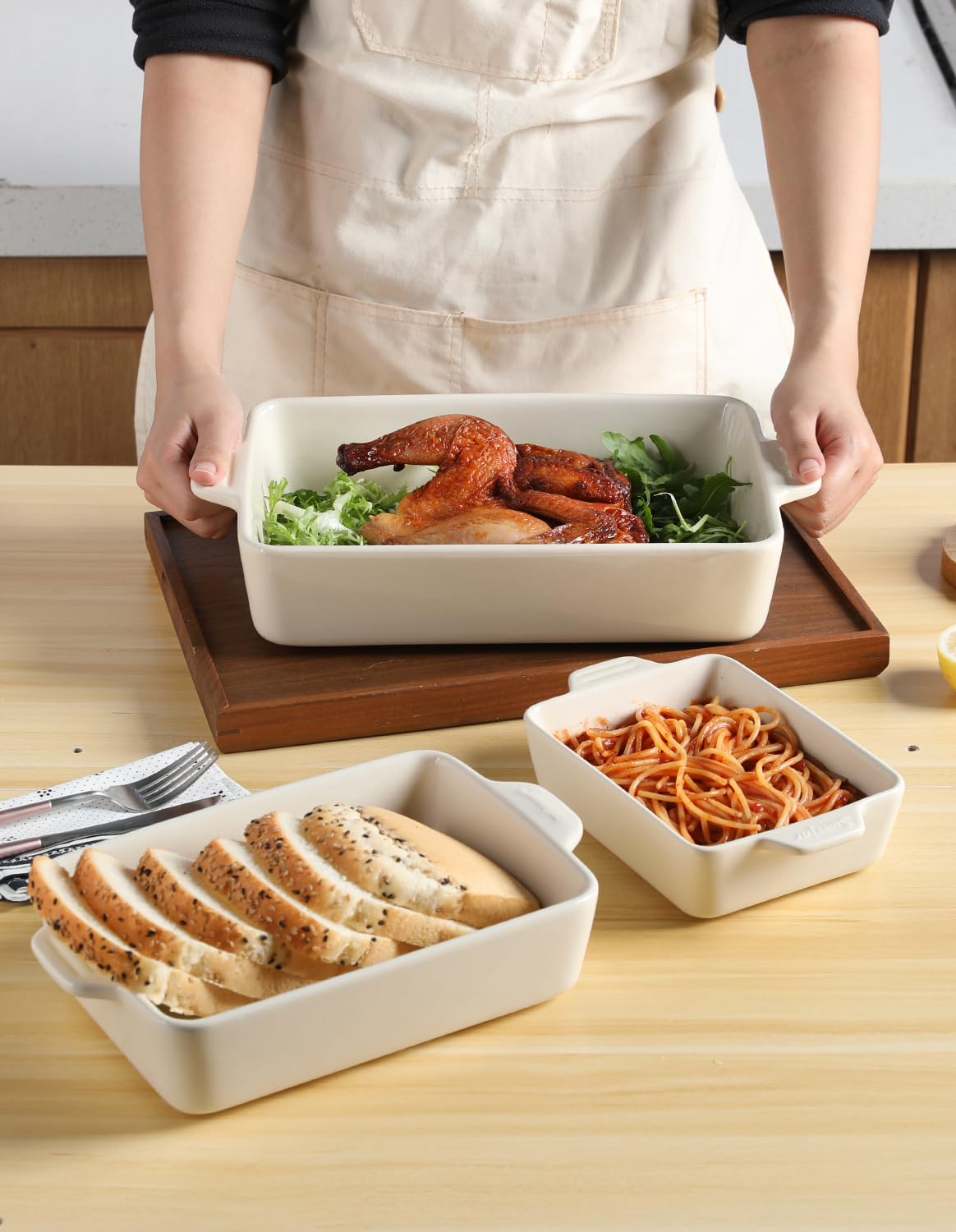 Bandeja con asa para traslado seguro entre cocina y mesa.