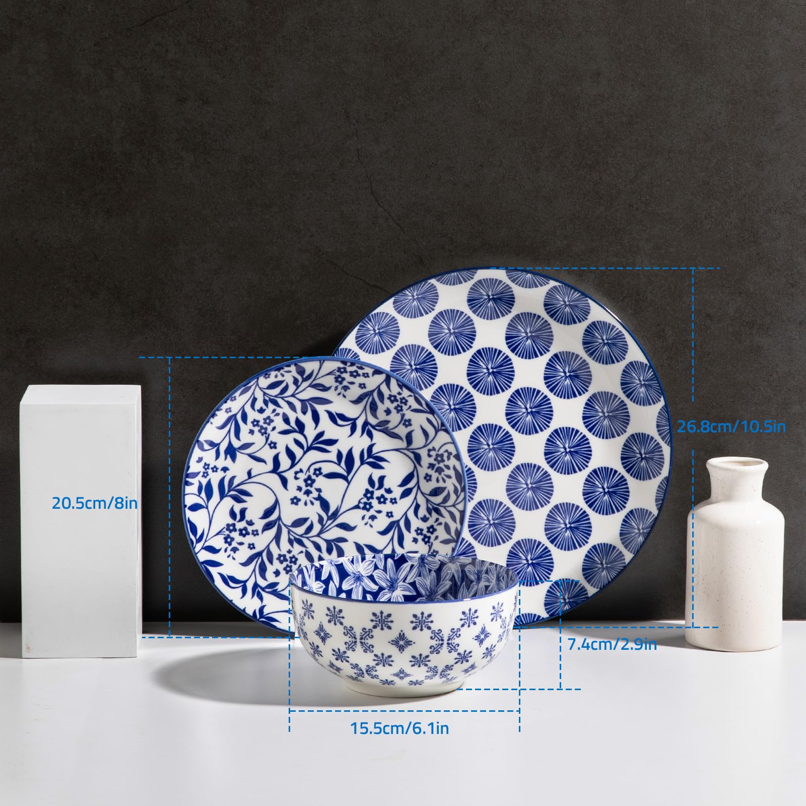 Detalle de flor azul en cerámica Sweejar añade encanto artesanal a la mesa.