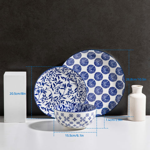 Detalle de flor azul en cerámica Sweejar añade encanto artesanal a la mesa.