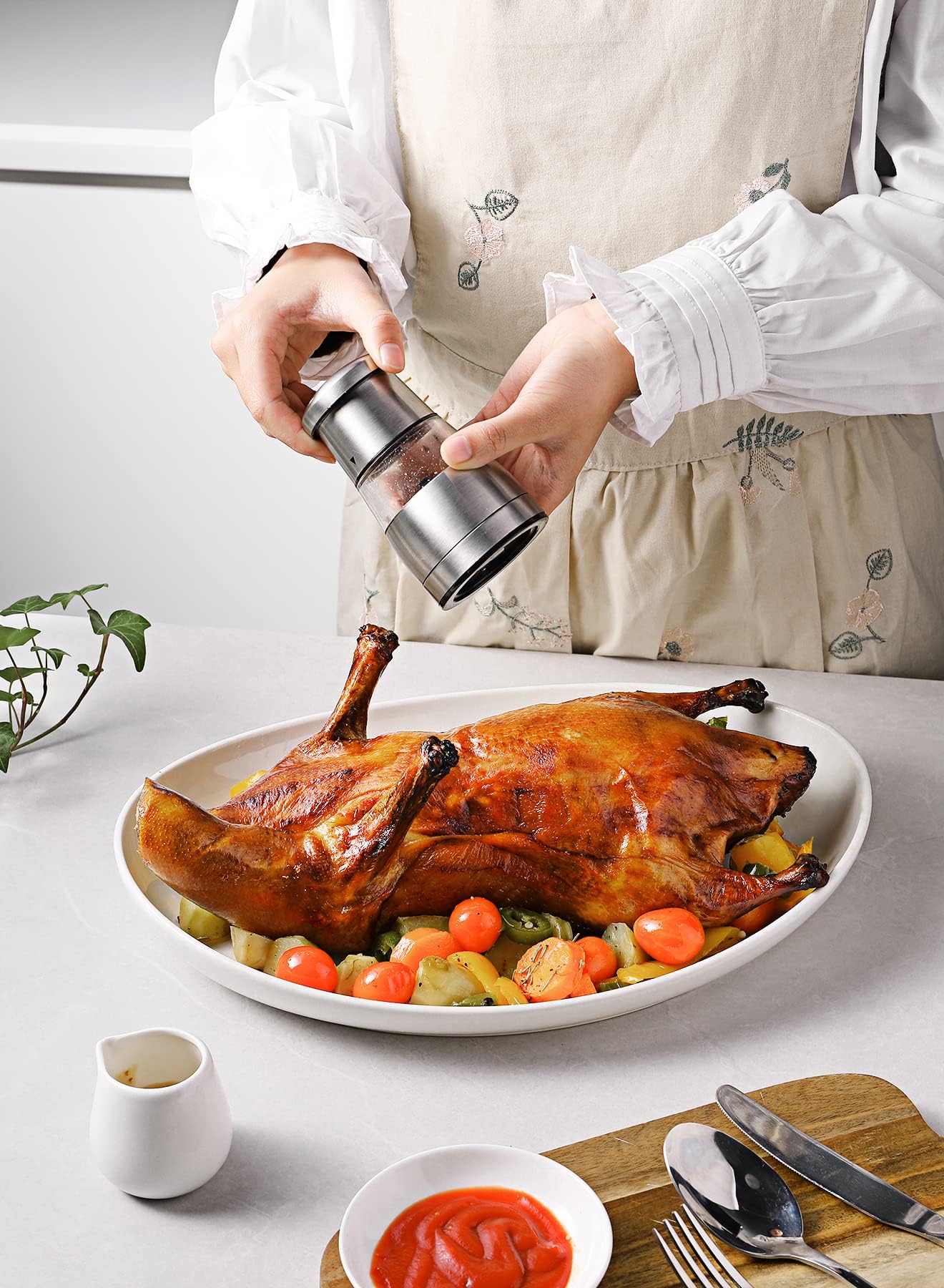 Bandejas de servicio Sweese con diseño ovalado que previene derrames durante la comida.