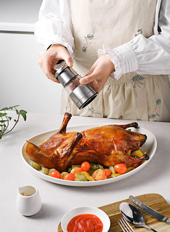 Bandejas de servicio Sweese con diseño ovalado que previene derrames durante la comida.
