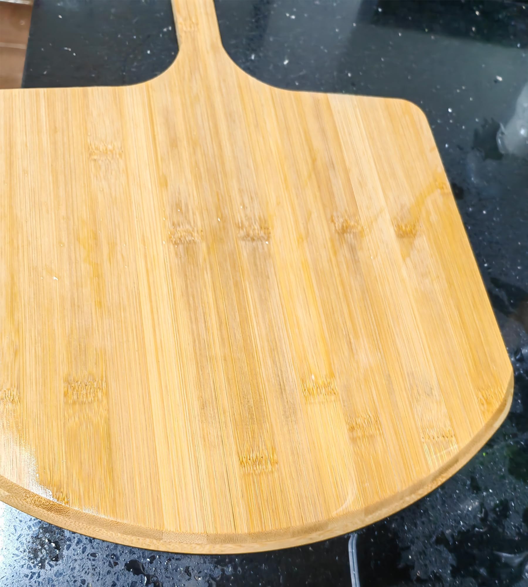 SWEIBIAI tabla-pizza-bambu-servir, perfecta para servir porciones con estilo.