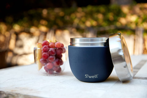 S'well: aislamiento triple capa exterior para comida estable.