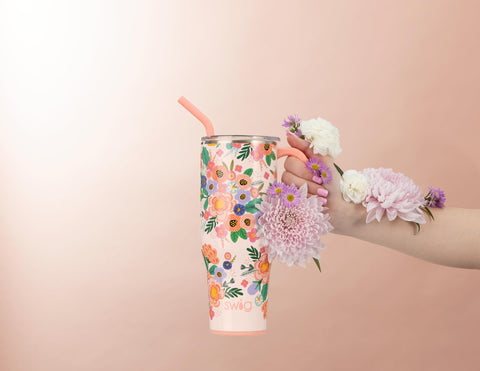 Vaso Swig Life Mega 40oz con base de silicona antideslizante.