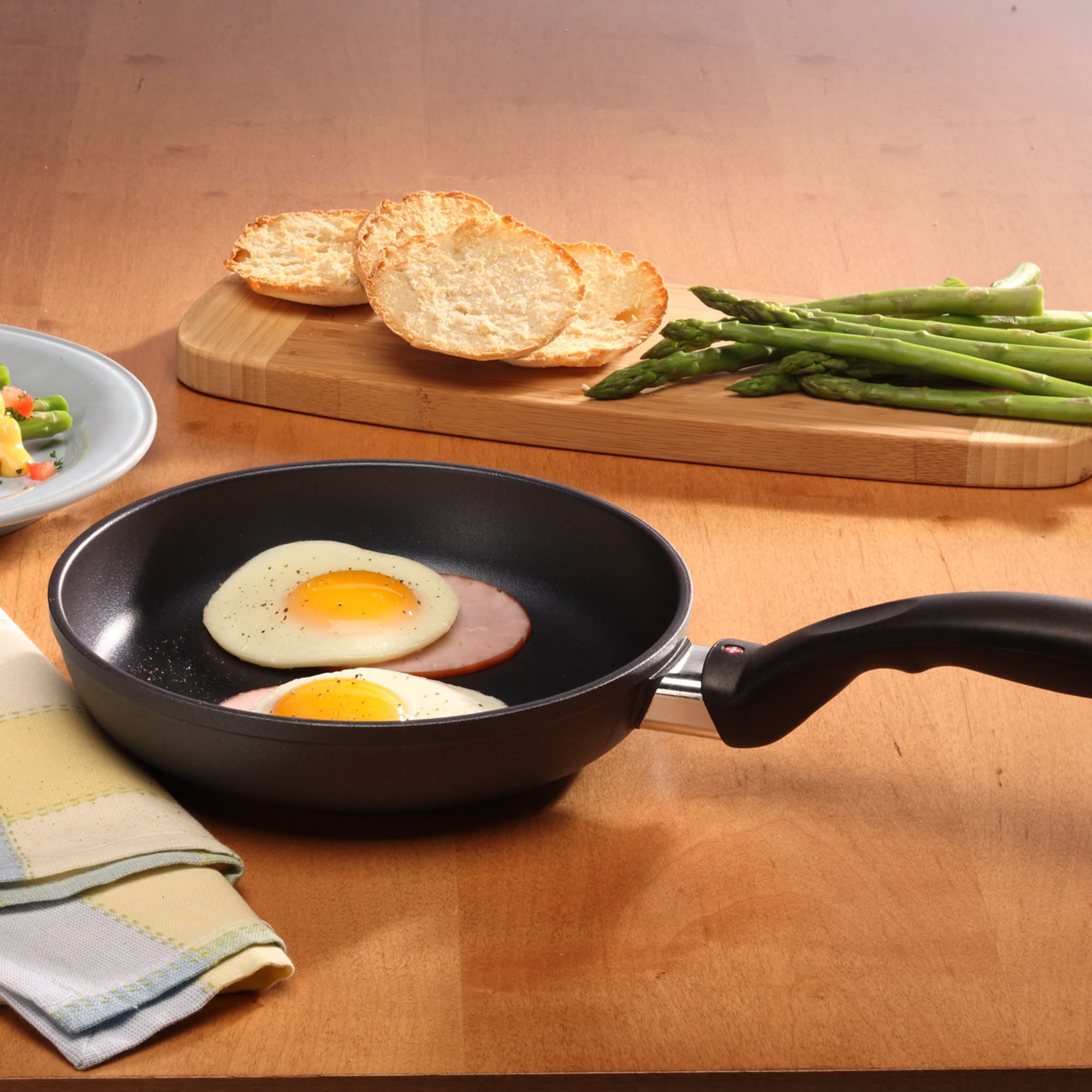 Mango ergonómico de acero inoxidable en la sartén Swiss Diamond para agarre cómodo
