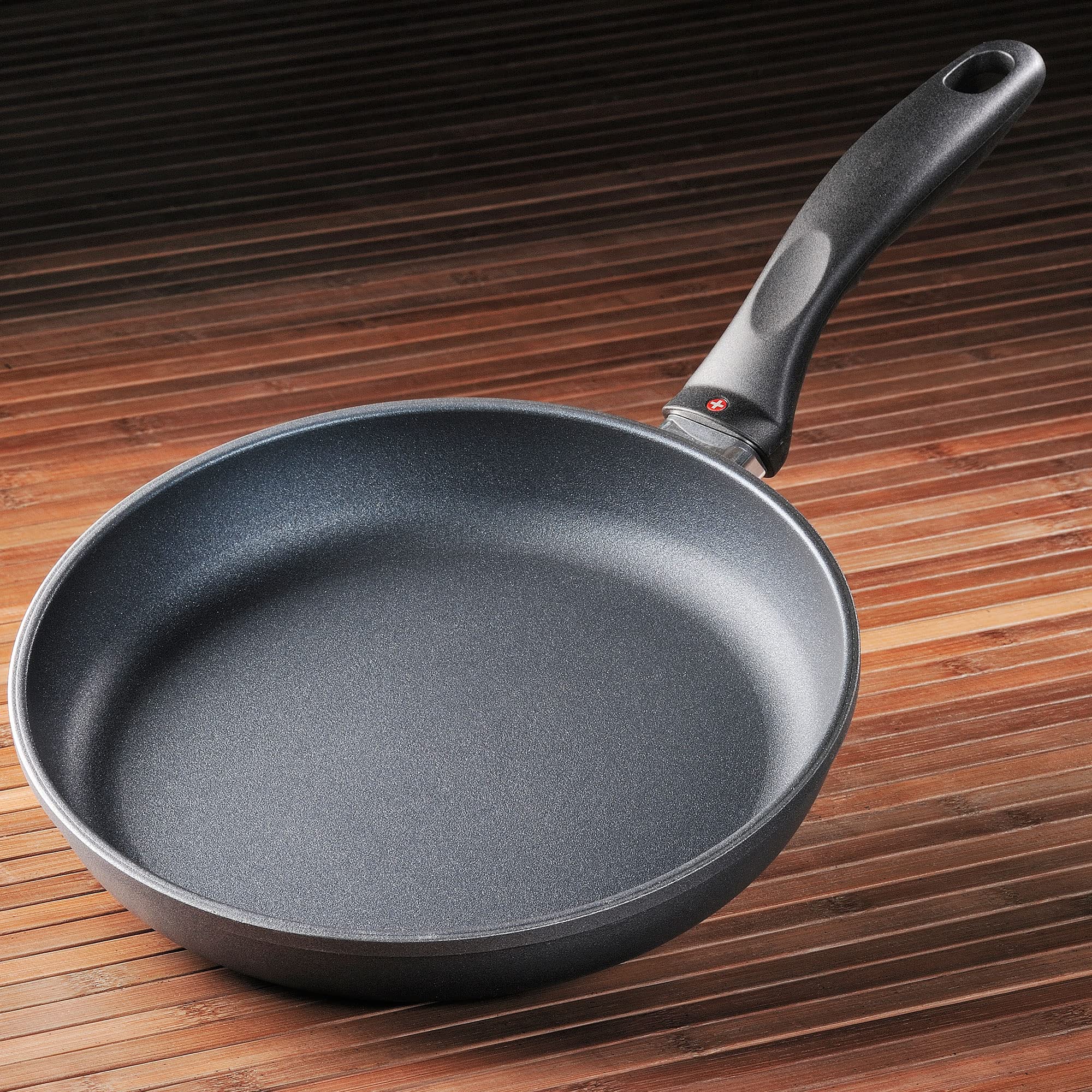 Sartén con revestimiento diamante antiadherente para liberar alimentos con menos aceite.