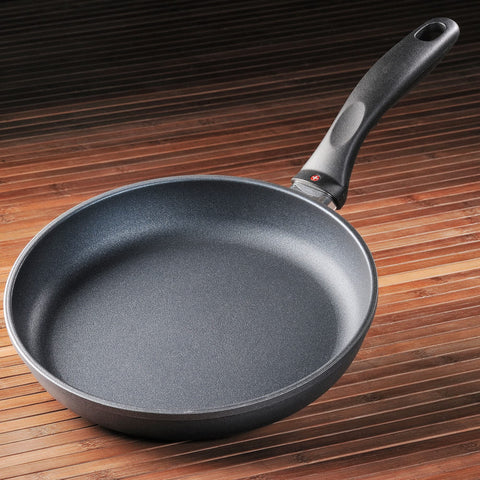 Sartén con revestimiento diamante antiadherente para liberar alimentos con menos aceite.