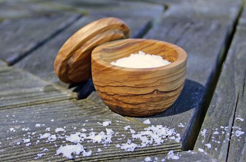 Tapa de madera removible en el salero Napoli de Swissmar para acceso rápido