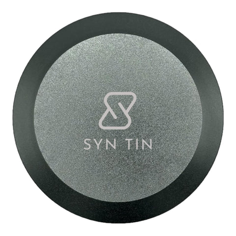 Syn Tin Edición 005 Estuche portátil: metal compacto, ideal para viaje y uso diario.