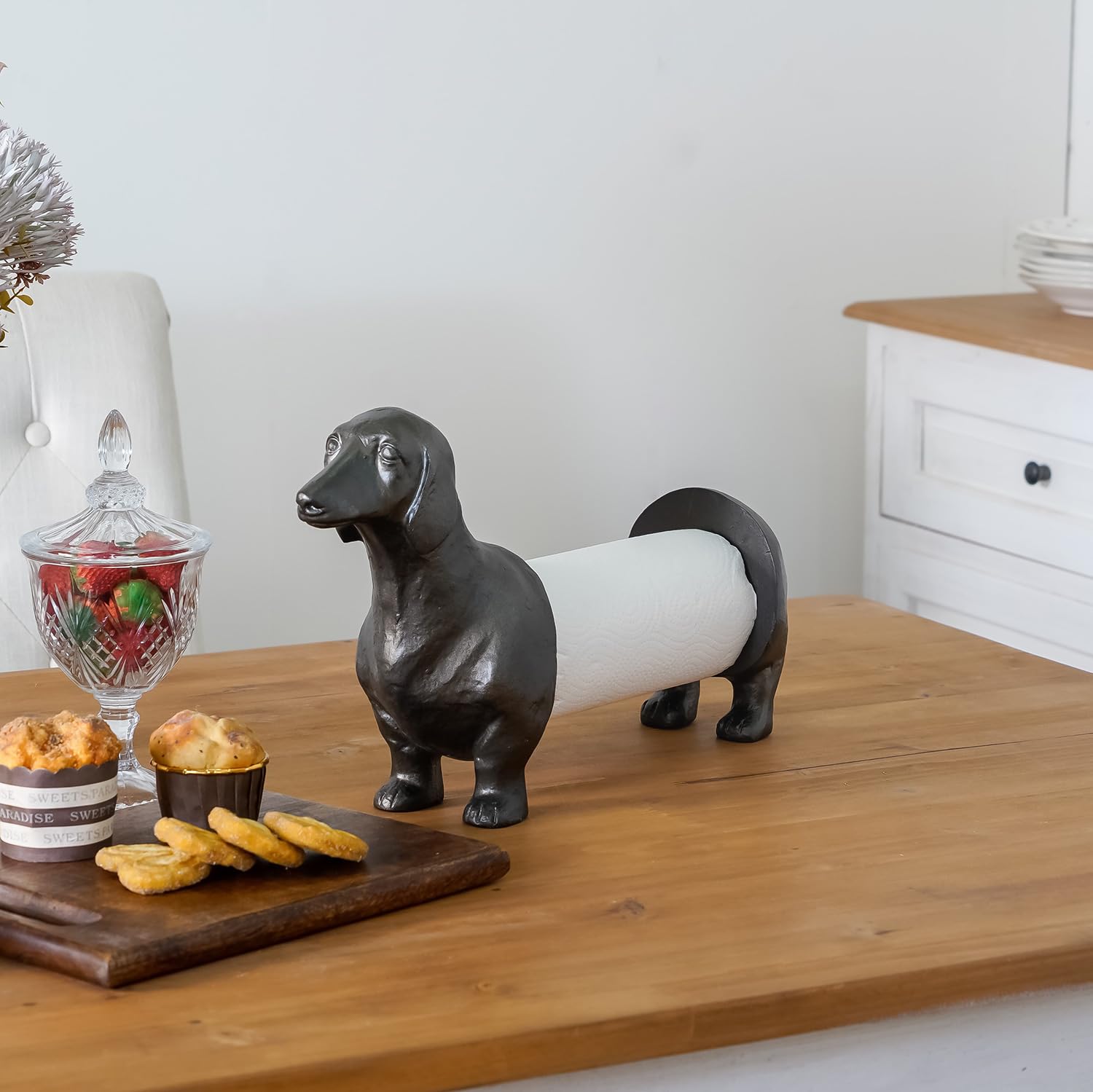 Synovana: soporte decorativo con figura de perro salchicha, estilo vintage elegante.
