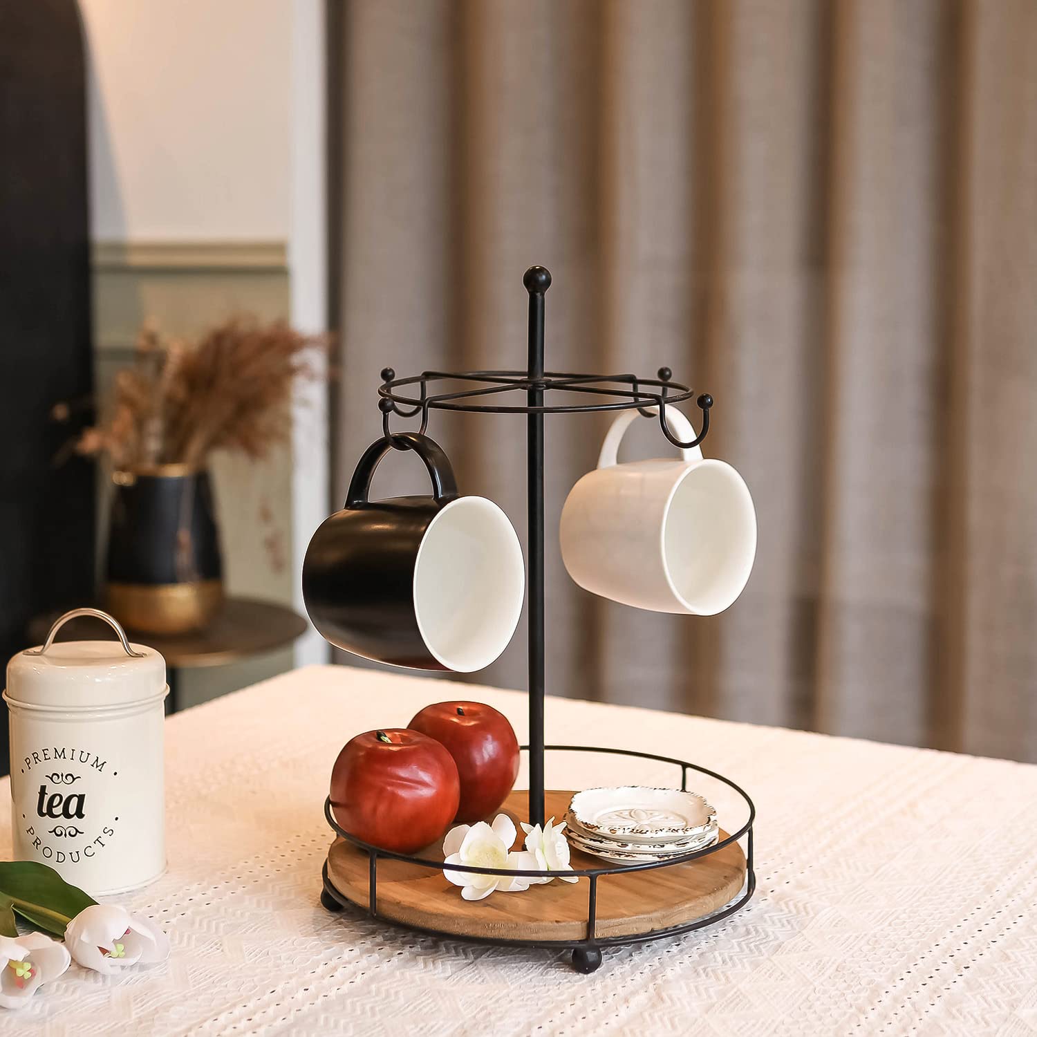 Synovana barra de metal negro añade estilo y soporte estable para tazas.