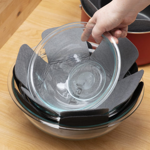 Protector T-Fal en uso entre ollas, evita rayaduras y deslizamiento